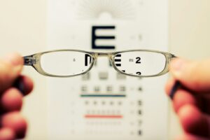 personne tenant des lunettes
