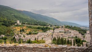 Une vue panoramique d'un village dans les montagnes