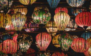 un bouquet de lanternes colorées suspendues au plafond