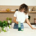 une personne peignant une plante