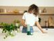 une personne peignant une plante